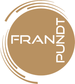 Das Logo von FRANZ PUNDT zeigt eine stilisierte, goldene Rundform mit markantem Schriftzug. Die Gestaltung strahlt Eleganz und Modernität aus.